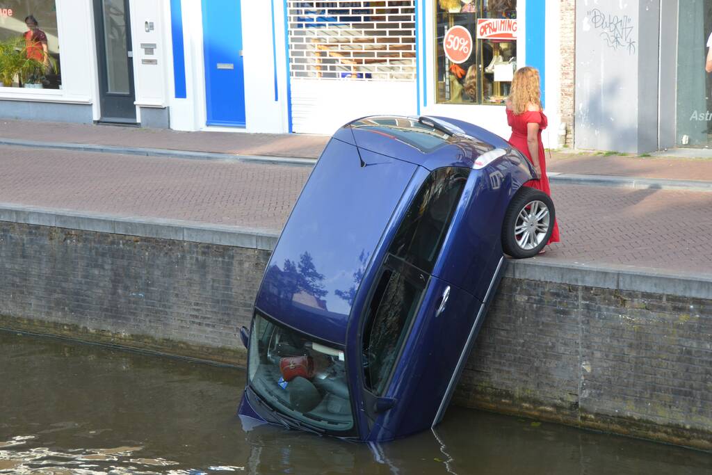 Auto haalt frisse neus in de gracht