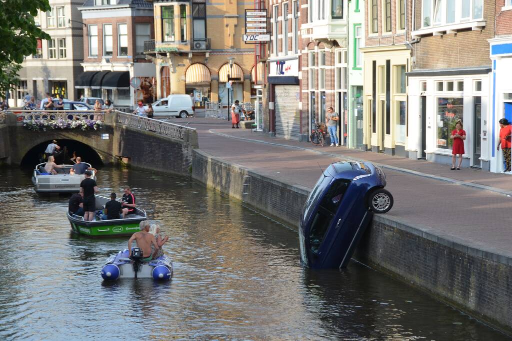 Auto haalt frisse neus in de gracht