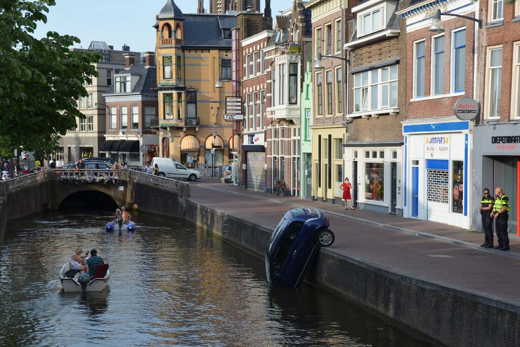 Auto haalt frisse neus in de gracht