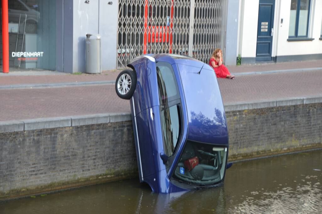 Auto haalt frisse neus in de gracht