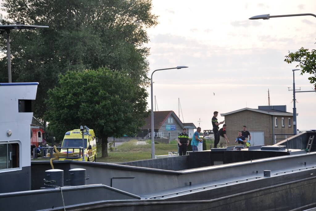Persoon gewond na val in ruim van een schip