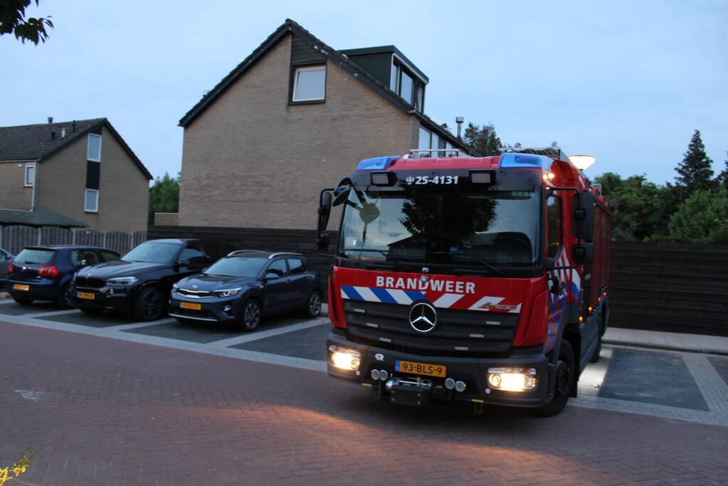 Groot sinkhole en straat vol water na leidingbreuk