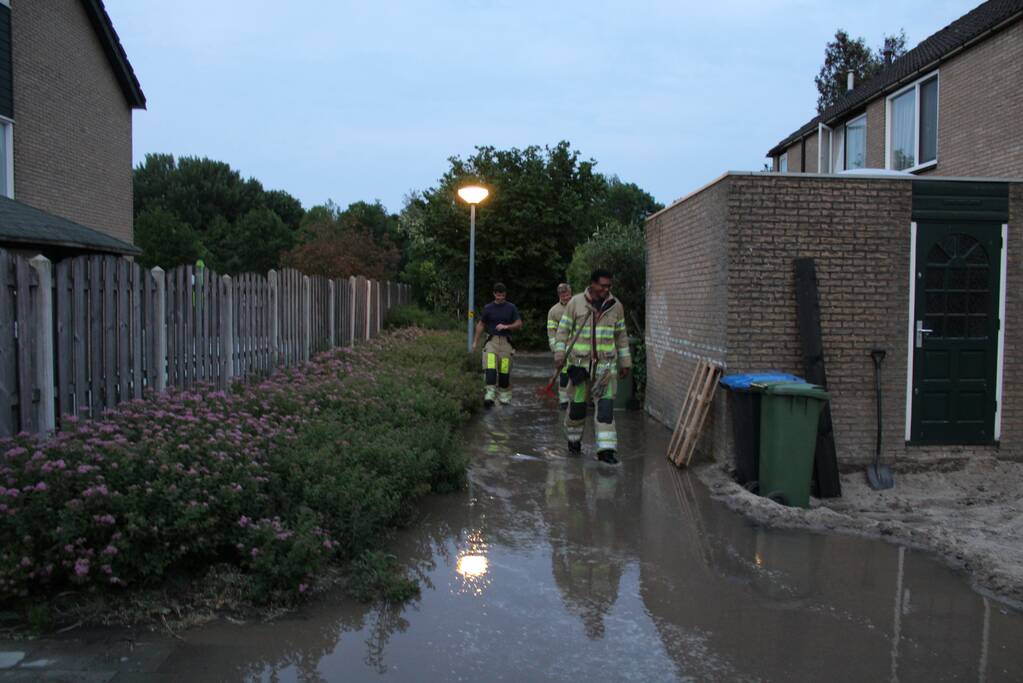 Groot sinkhole en straat vol water na leidingbreuk