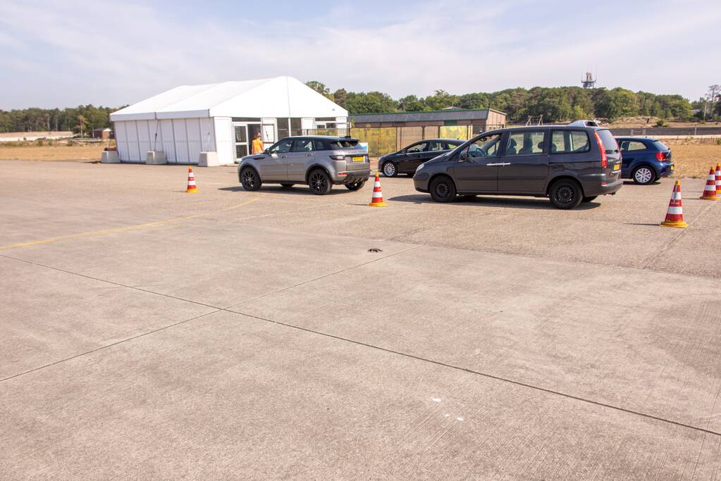 In de rij voor een coronatest bij Nationaal Militair Museum