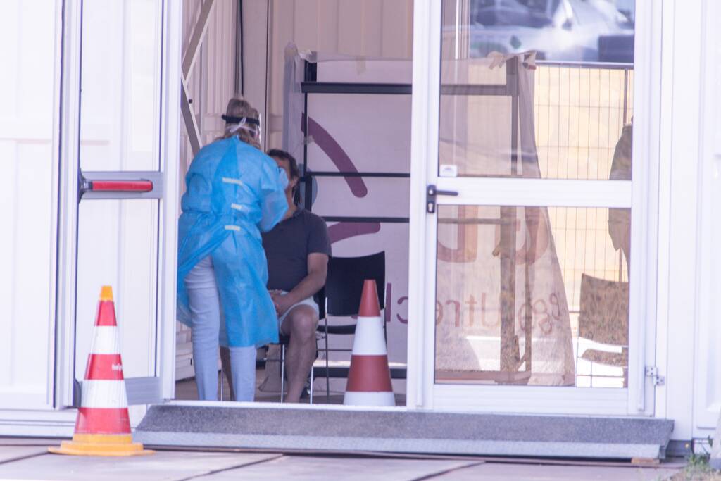 In de rij voor een coronatest bij Nationaal Militair Museum