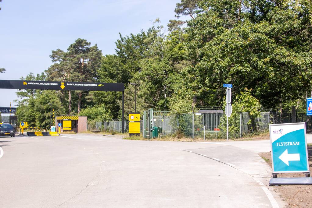 In de rij voor een coronatest bij Nationaal Militair Museum