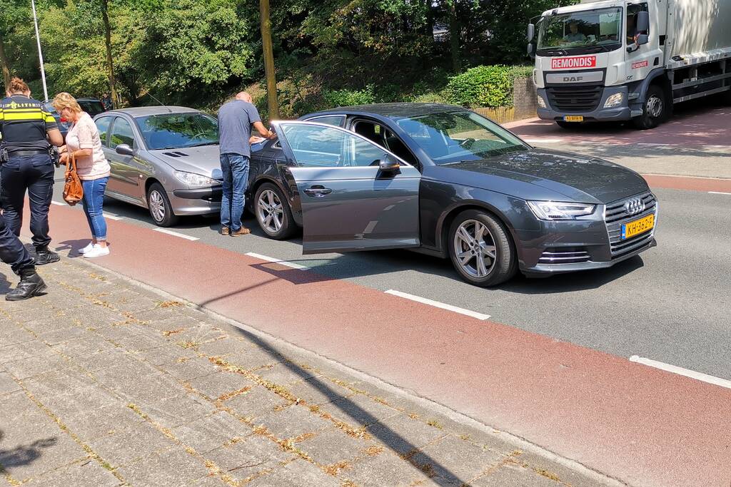 Gewonde bij aanrijding tussen drie voertuigen