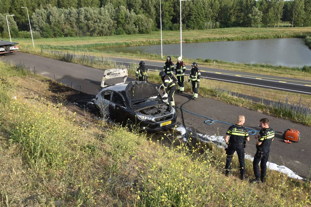 Auto verwoest door brand, vermoedelijk brandstichting