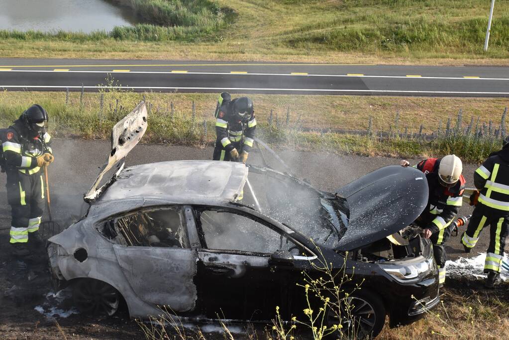 Auto verwoest door brand, vermoedelijk brandstichting