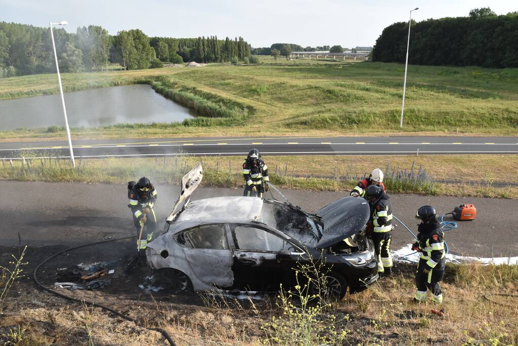 Auto verwoest door brand, vermoedelijk brandstichting