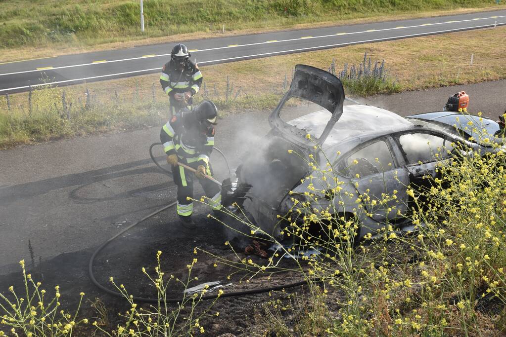 Auto verwoest door brand, vermoedelijk brandstichting