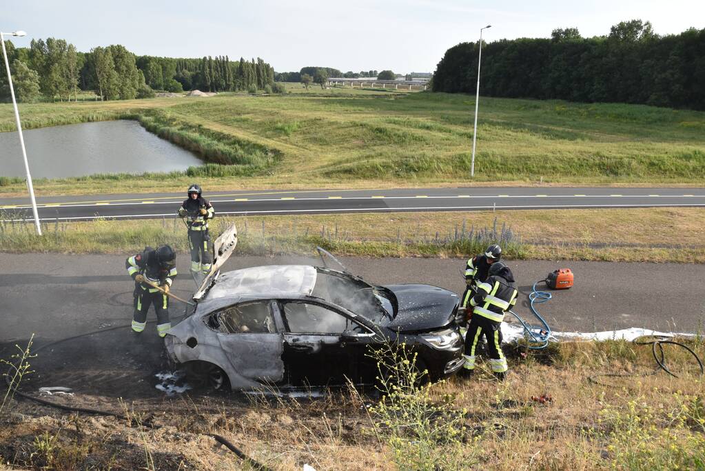 Auto verwoest door brand, vermoedelijk brandstichting
