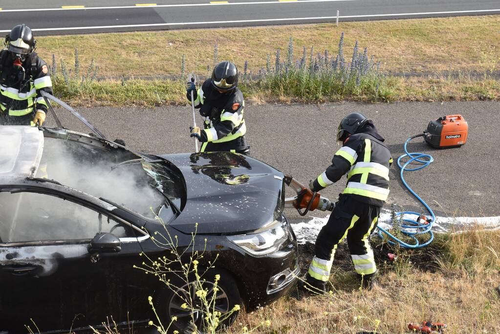 Auto verwoest door brand, vermoedelijk brandstichting