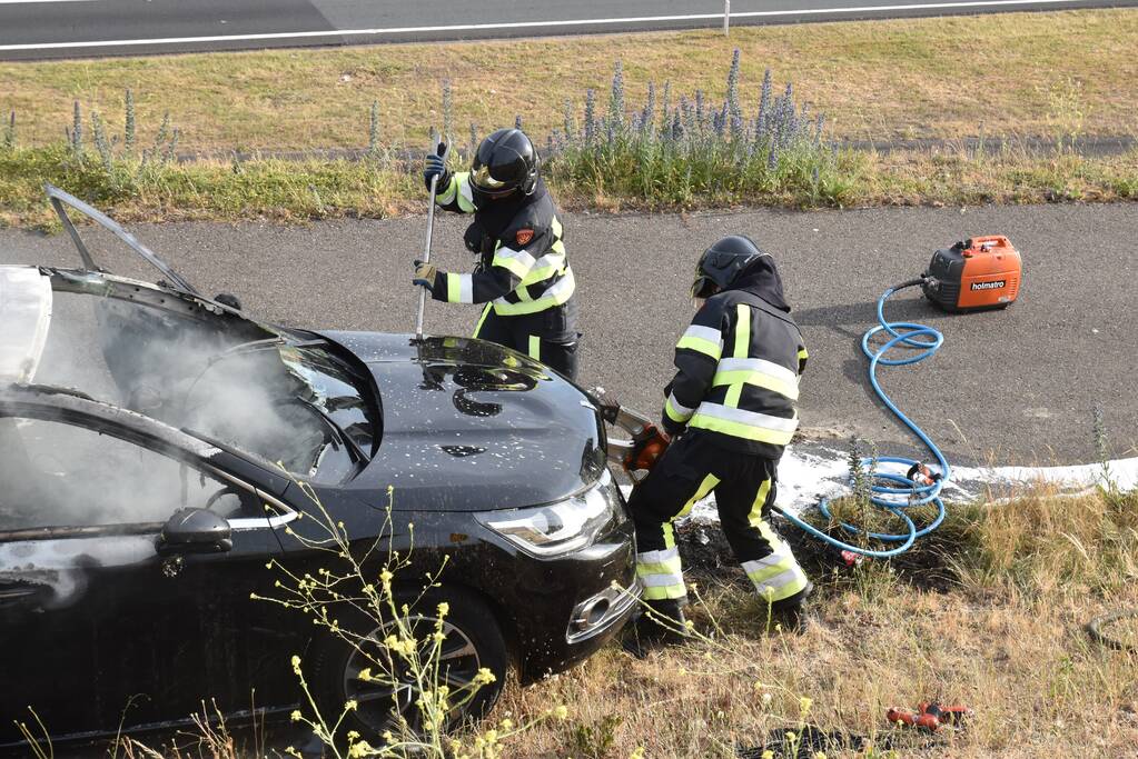 Auto verwoest door brand, vermoedelijk brandstichting