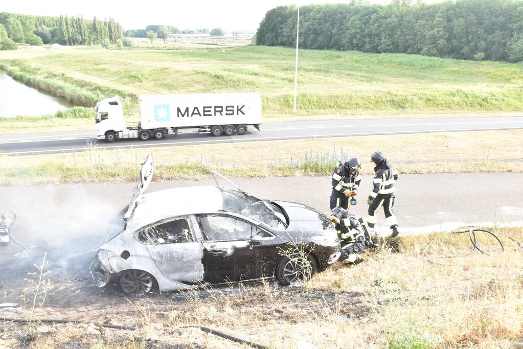 Auto verwoest door brand, vermoedelijk brandstichting