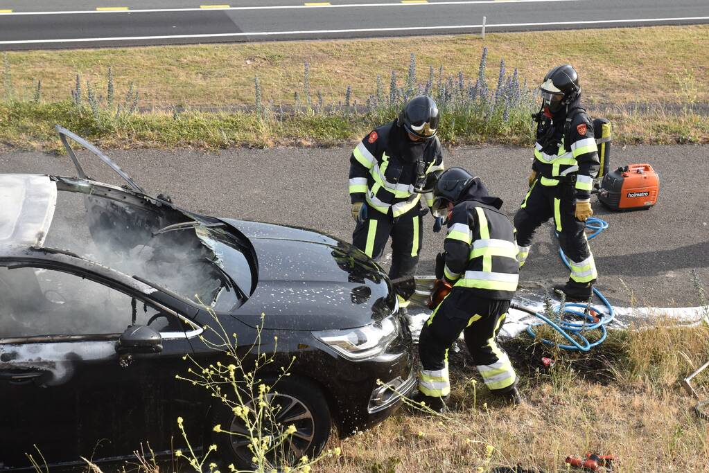 Auto verwoest door brand, vermoedelijk brandstichting