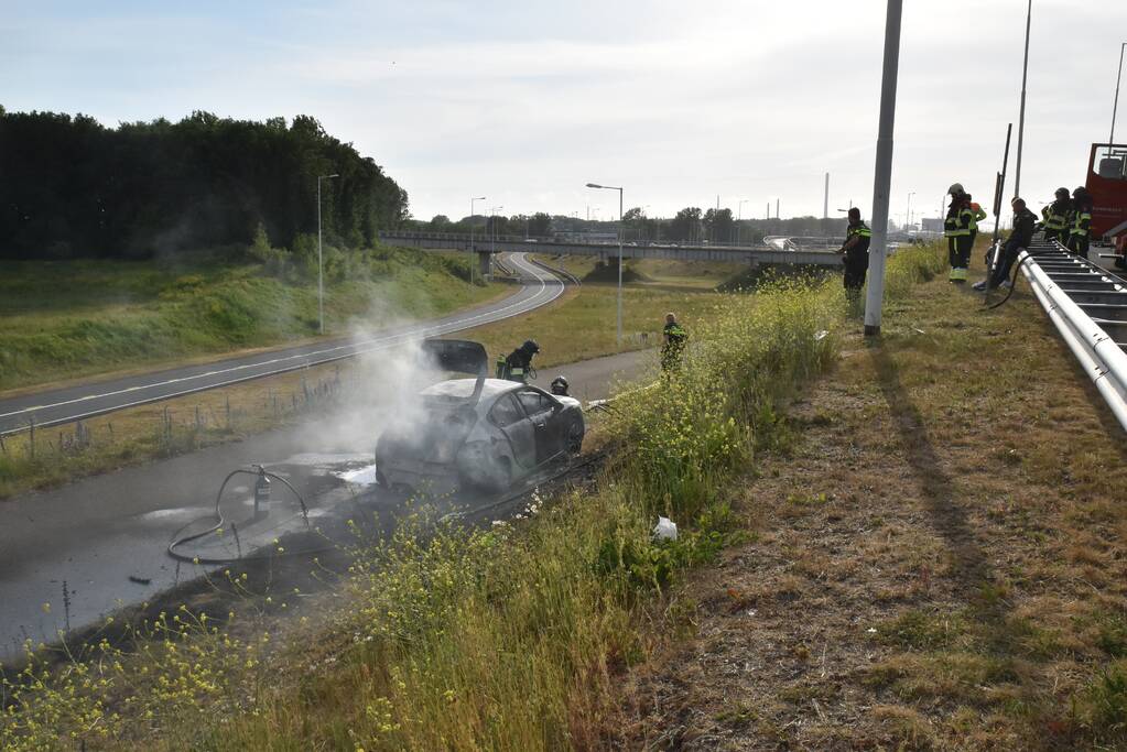 Auto verwoest door brand, vermoedelijk brandstichting