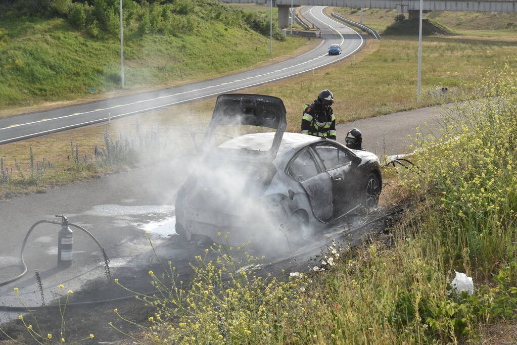 Auto verwoest door brand, vermoedelijk brandstichting