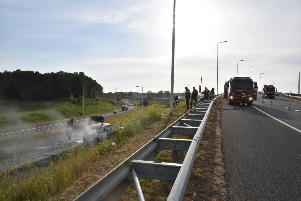 Auto verwoest door brand, vermoedelijk brandstichting