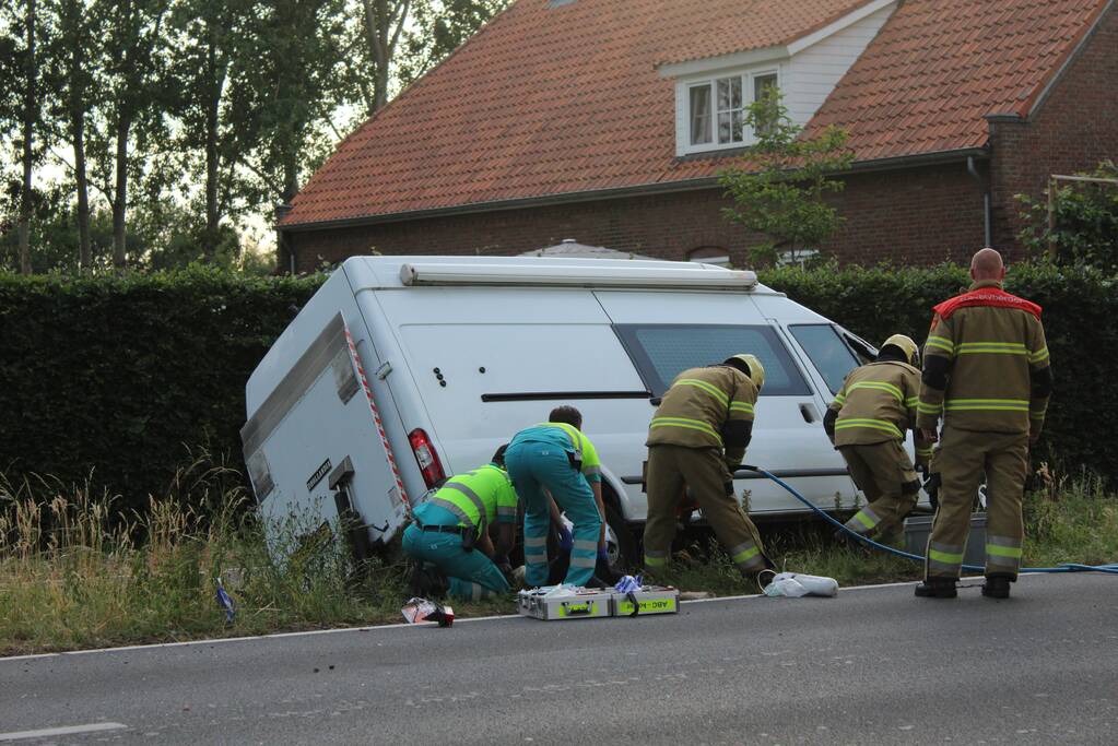 Brommerrijder (20) om leven gekomen na ongeval met bestelbus