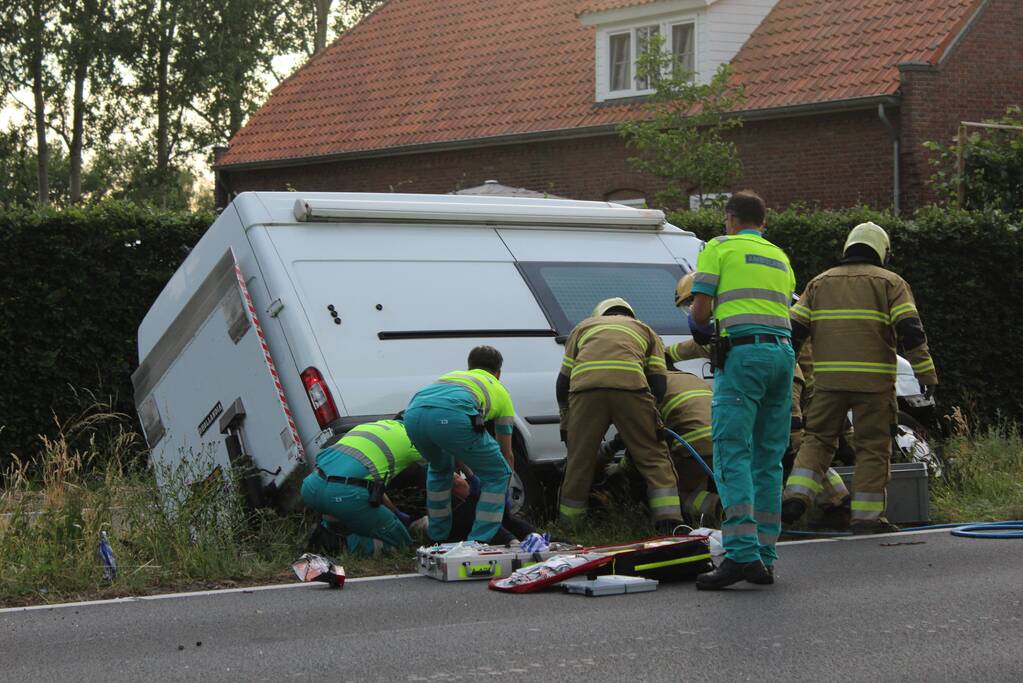 Brommerrijder (20) om leven gekomen na ongeval met bestelbus