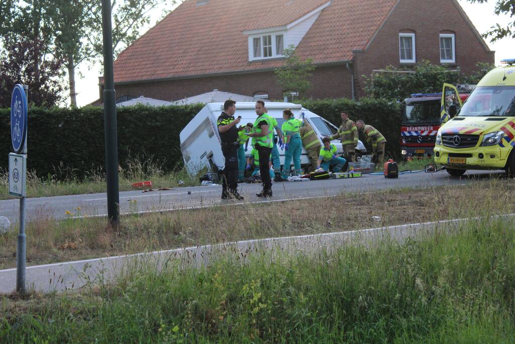 Brommerrijder (20) om leven gekomen na ongeval met bestelbus