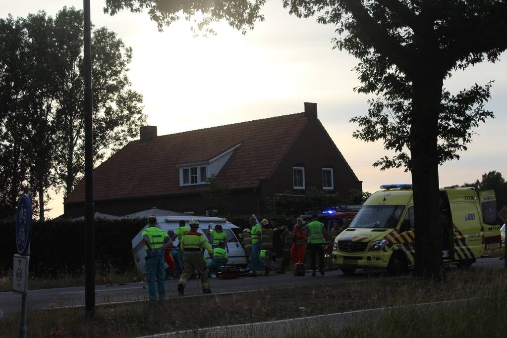 Brommerrijder (20) om leven gekomen na ongeval met bestelbus