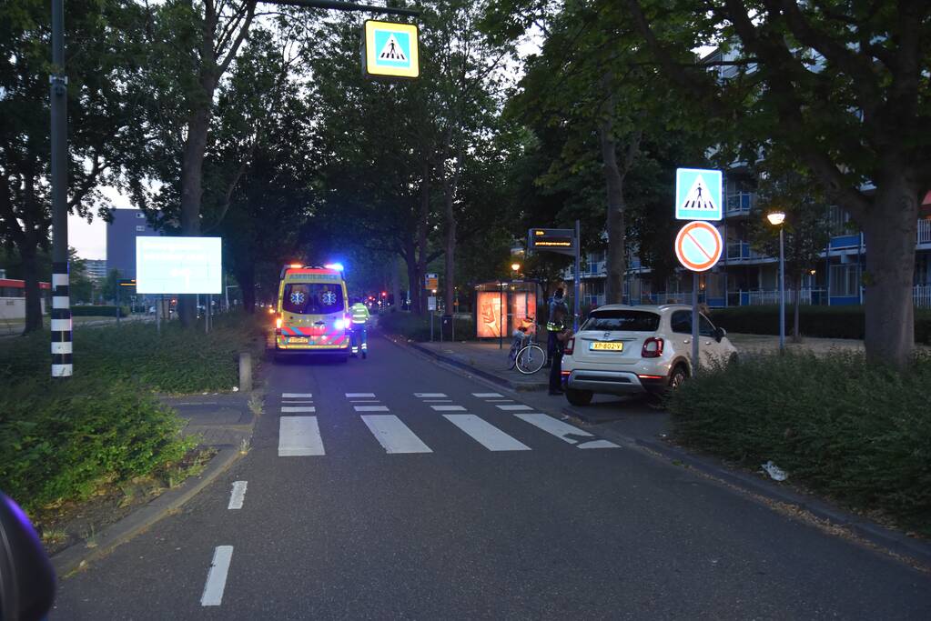 Vrouw gewond na aanrijding op oversteekplaats