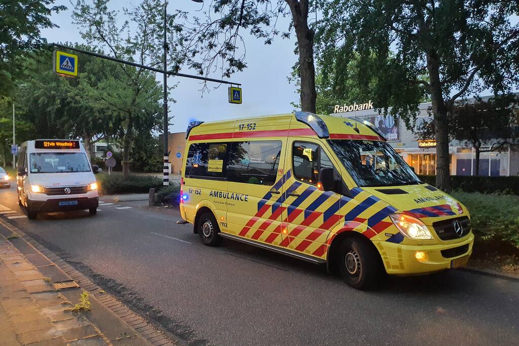 Vrouw gewond na aanrijding op oversteekplaats