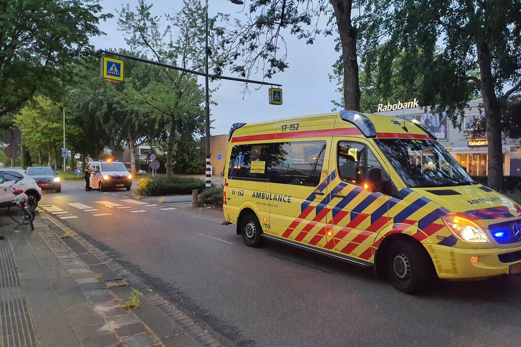 Vrouw gewond na aanrijding op oversteekplaats