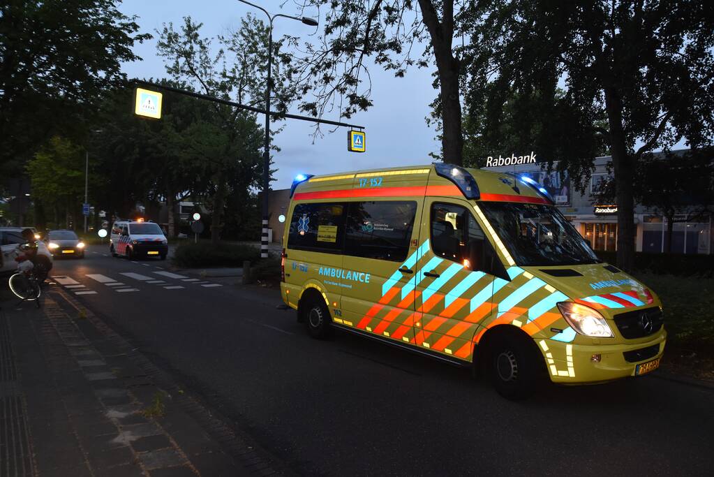 Vrouw gewond na aanrijding op oversteekplaats