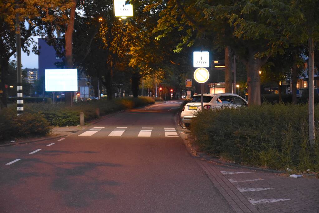 Vrouw gewond na aanrijding op oversteekplaats