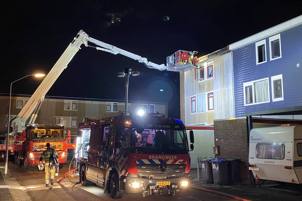 Brand op dak van woning, inslag vermoedelijke oorzaak