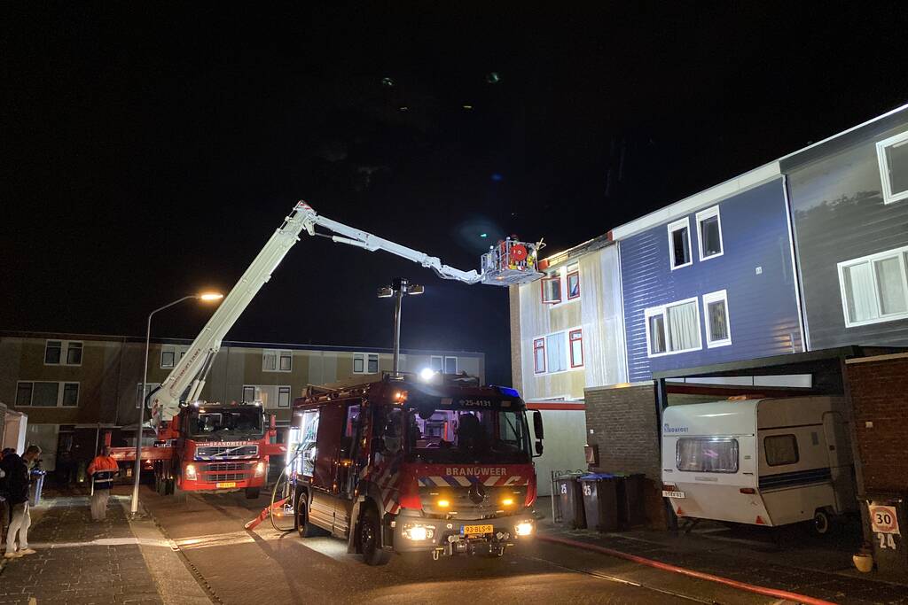 Brand op dak van woning, inslag vermoedelijke oorzaak