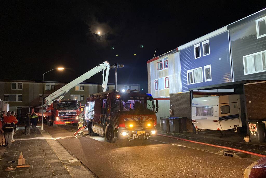 Brand op dak van woning, inslag vermoedelijke oorzaak