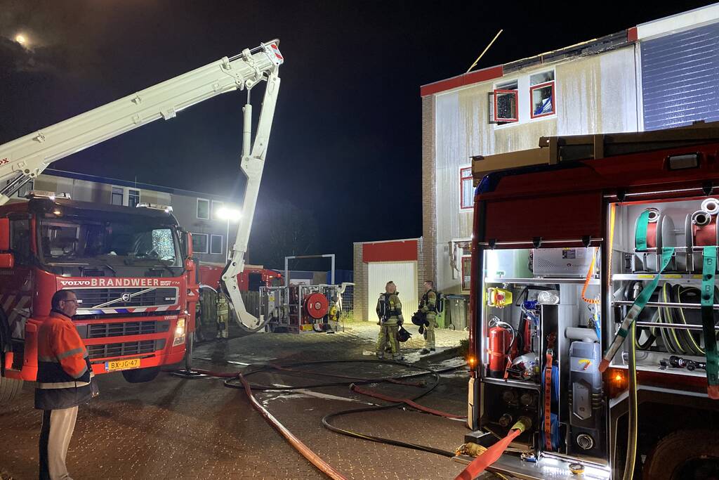 Brand op dak van woning, inslag vermoedelijke oorzaak