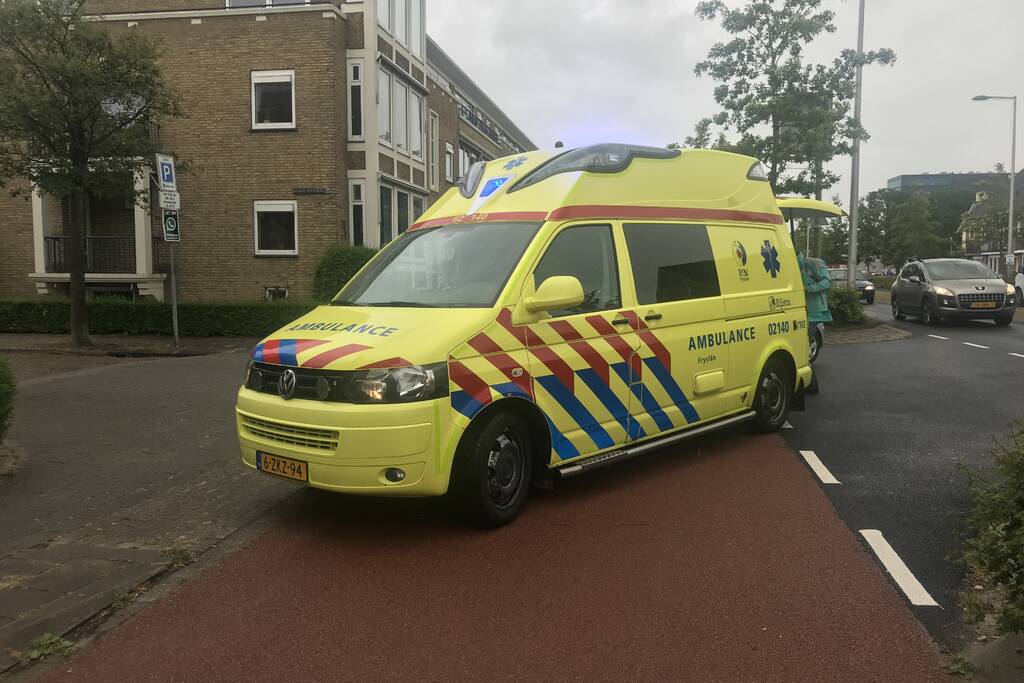 Afslaande automobilist ziet scooter over het hoofd