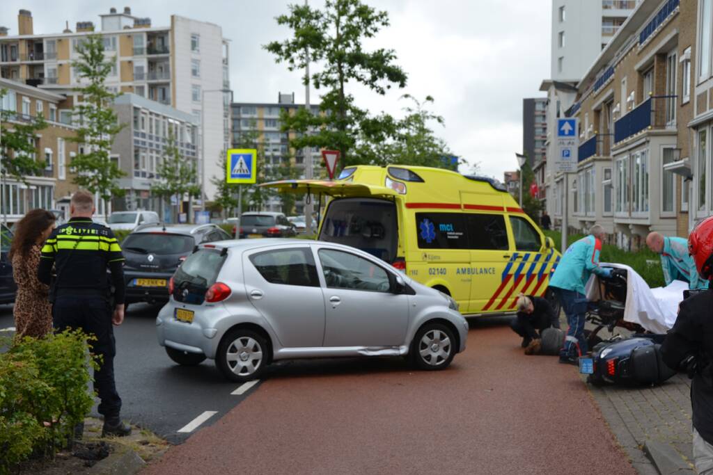 Afslaande automobilist ziet scooter over het hoofd