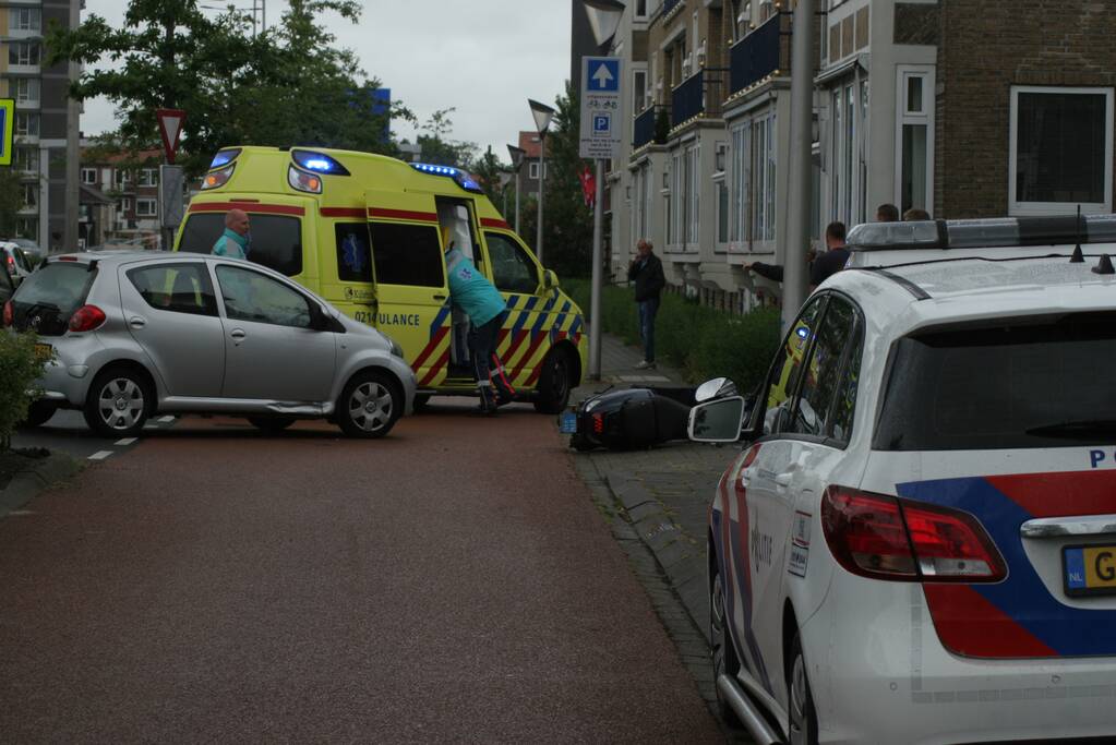 Afslaande automobilist ziet scooter over het hoofd
