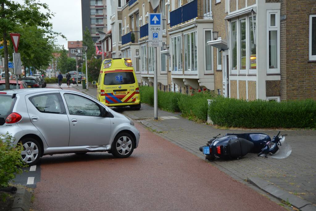 Afslaande automobilist ziet scooter over het hoofd