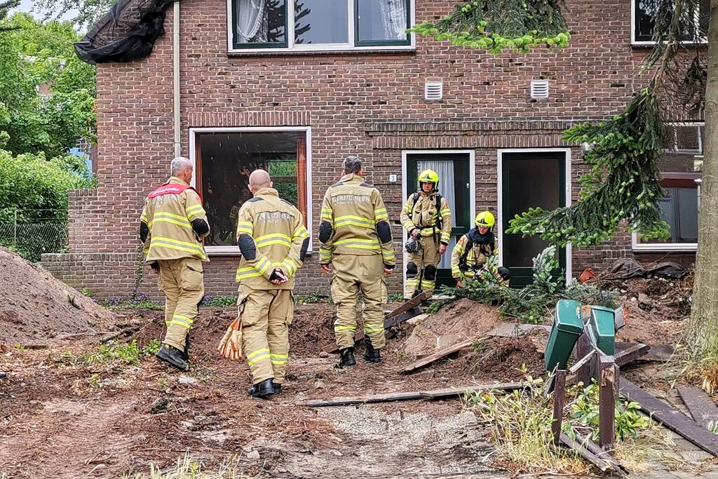 Gasleiding geraakt bij graafwerkzaamheden in voortuin woning