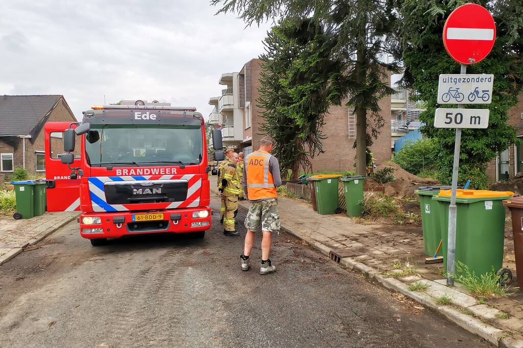 Gasleiding geraakt bij graafwerkzaamheden in voortuin woning