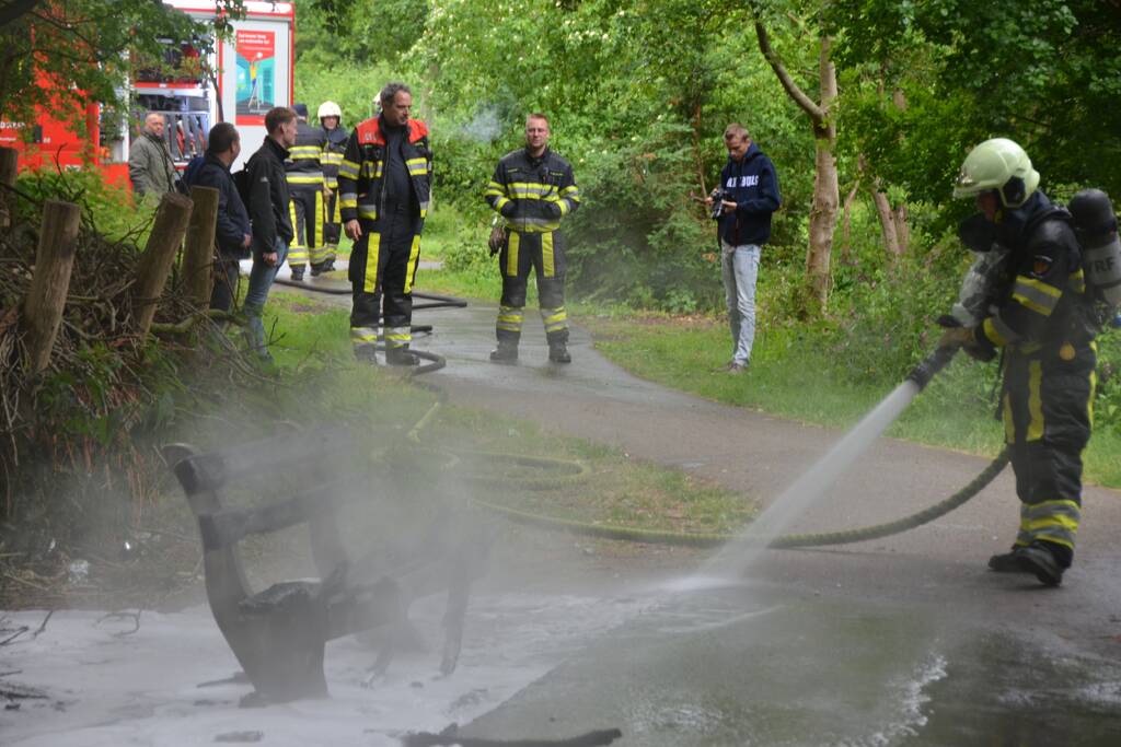Houten bank in Abbingapark in brand