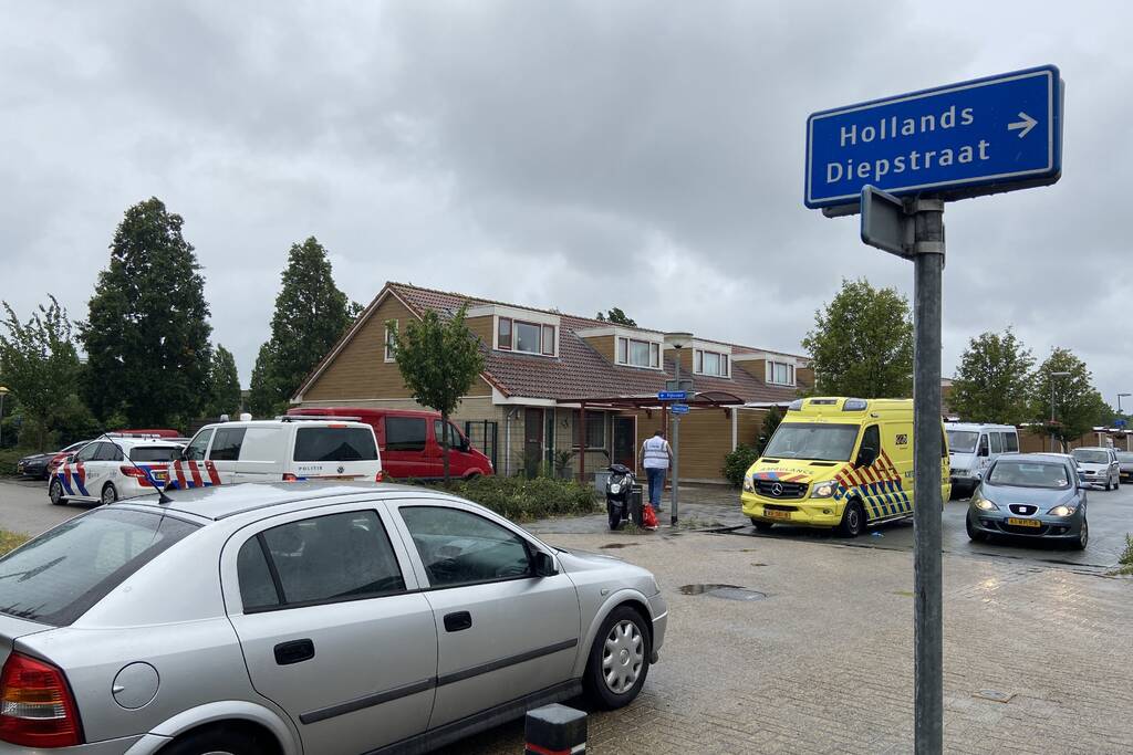 Brommerrijdster gaat hard onderuit in de regen