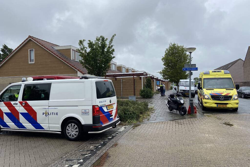 Brommerrijdster gaat hard onderuit in de regen