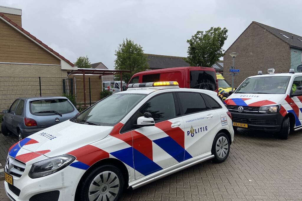 Brommerrijdster gaat hard onderuit in de regen
