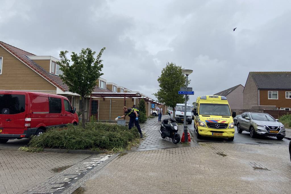 Brommerrijdster gaat hard onderuit in de regen
