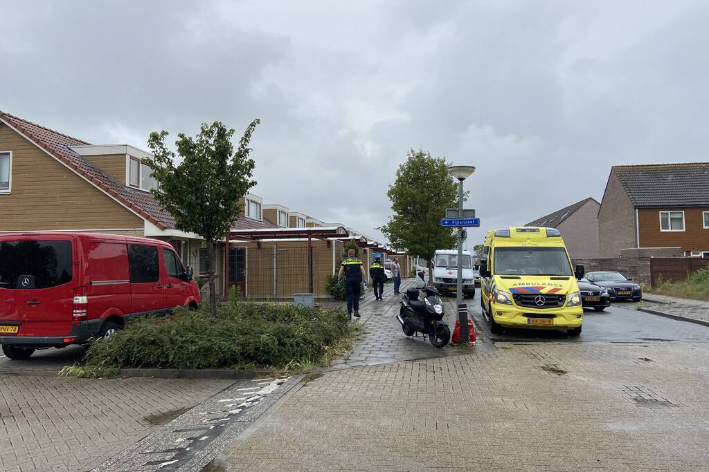 Brommerrijdster gaat hard onderuit in de regen
