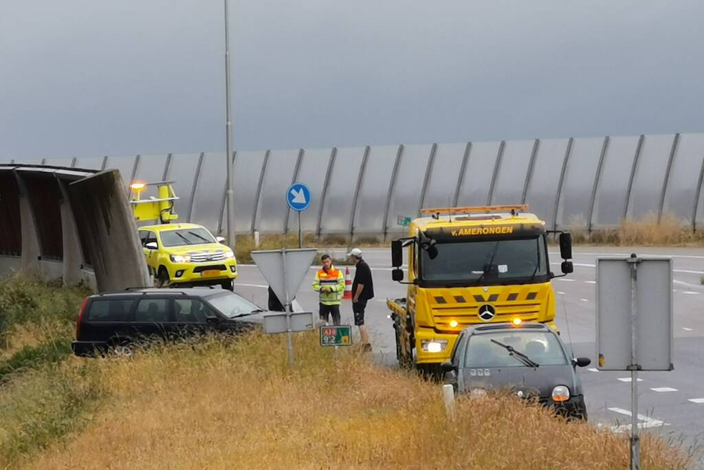 Auto glijdt uit op afrit en belandt in berm