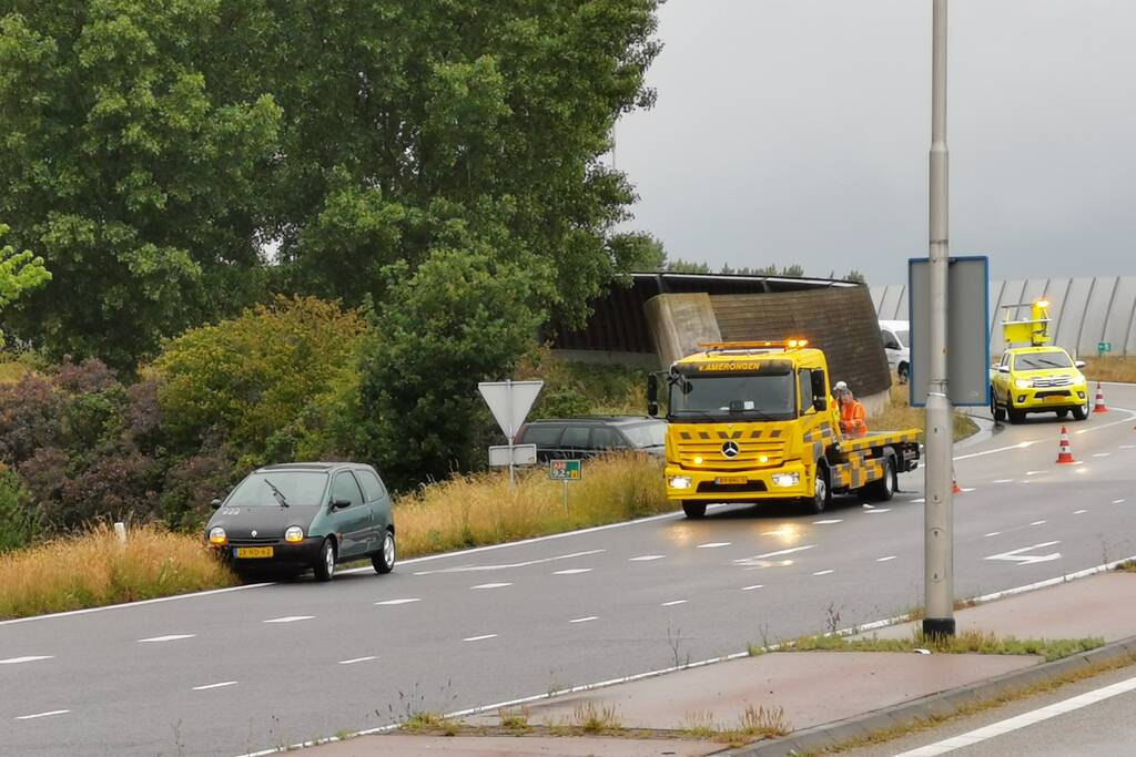 Auto glijdt uit op afrit en belandt in berm
